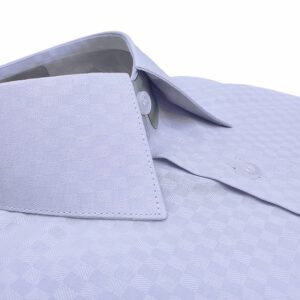 Detalhe lateral da gola na camisa azul xadrez, costura reforçada e acabamento.