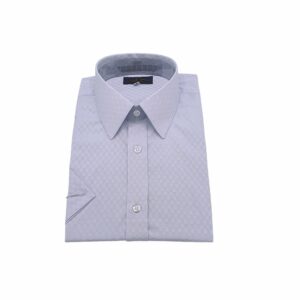 Frente da camisa azul xadrez dobrada, botões alinhados e textura quadriculada.