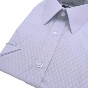 Camisa manga curta azul xadrez dobrada em ângulo, botões claros e peitilho.