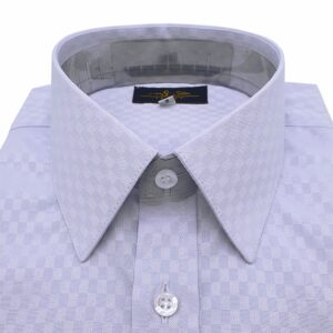 Close da gola social na camisa azul xadrez, textura elegante e discreta.