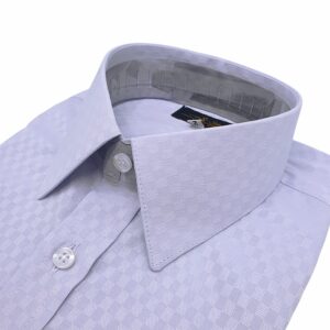 Gola social em destaque na camisa azul xadrez, padrão jacquard sutil.