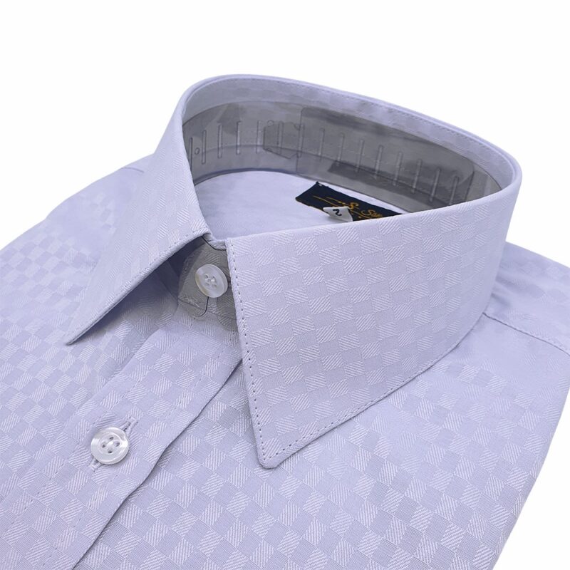 Gola social em destaque na camisa azul xadrez, padrão jacquard sutil.