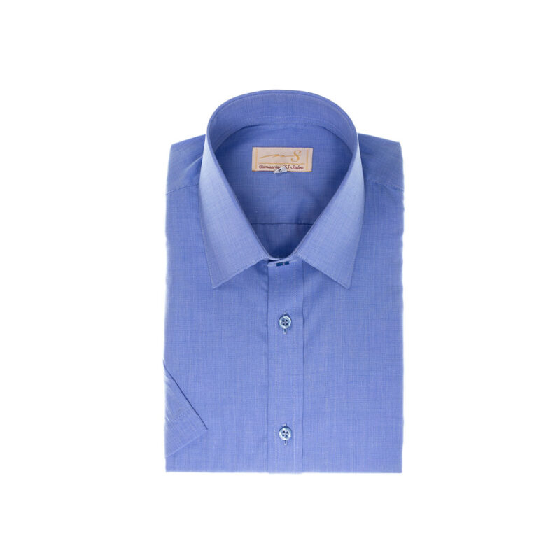 Camisa azul lisa de algodão dobrada, visual minimalista e acabamento social clean.