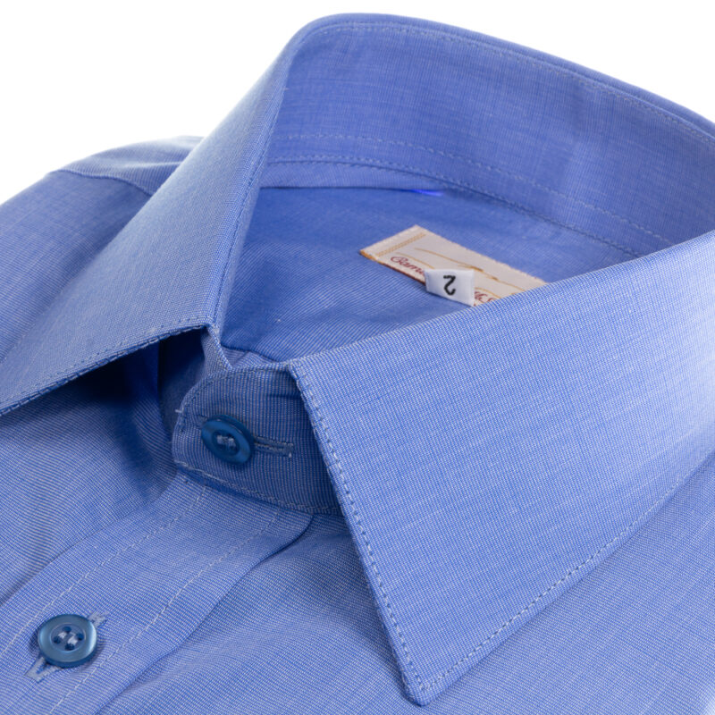Gola social da camisa azul lisa em algodão, acabamento alinhado e firme.