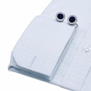 Detalhe do punho duplo da camisa branca xadrez branco com par de abotoaduras azuis em destaque