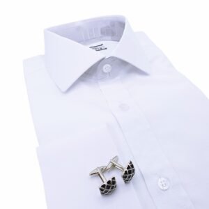 Camisa branca lisa em tecido sulfite dobrada em perspectiva, destacando peito, gola italiana e punho com abotoaduras metálicas