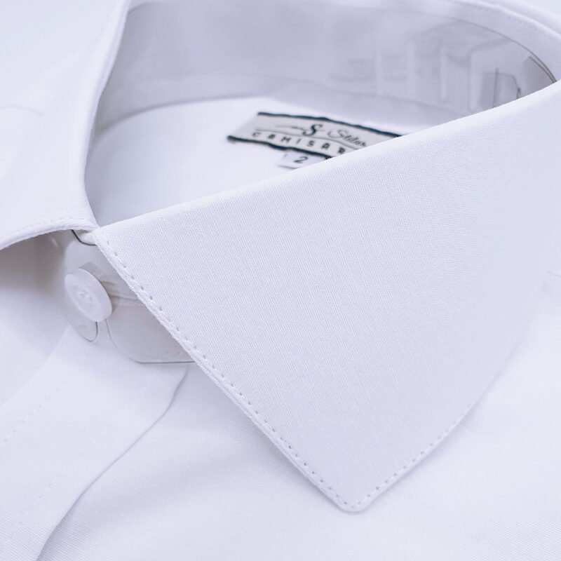 Close da gola italiana estruturada da camisa branca lisa em tecido sulfite, evidenciando a textura do tecido e o acabamento fino