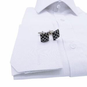 Detalhe do punho duplo da camisa branca lisa em tecido sulfite com par de abotoaduras em destaque