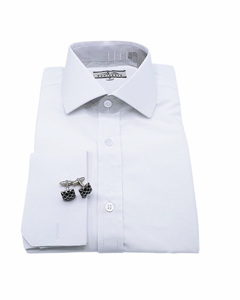 Camisa social branca lisa em tecido sulfite com gola italiana e punho duplo, dobrada, com par de abotoaduras sobre o punho.