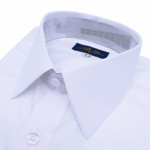 Gola estruturada da camisa social branca manga curta, vista lateral em destaque.