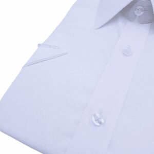 Detalhe do peitilho e botões na camisa branca manga curta, padrão sutil.