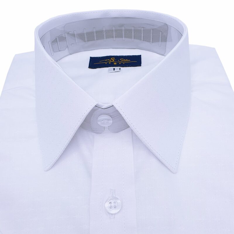 Close da gola social branca com textura discreta no tecido e botões.