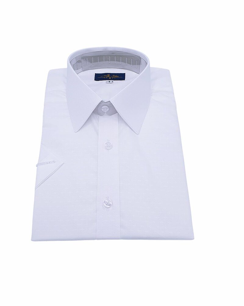Camisa social manga curta branca dobrada, frente alinhada e visual clássico.