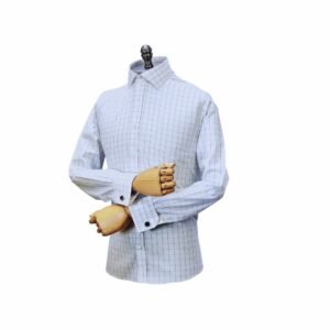 Manequim vestindo camisa branca xadrez preto italiana de punho duplo em ângulo diagonal.