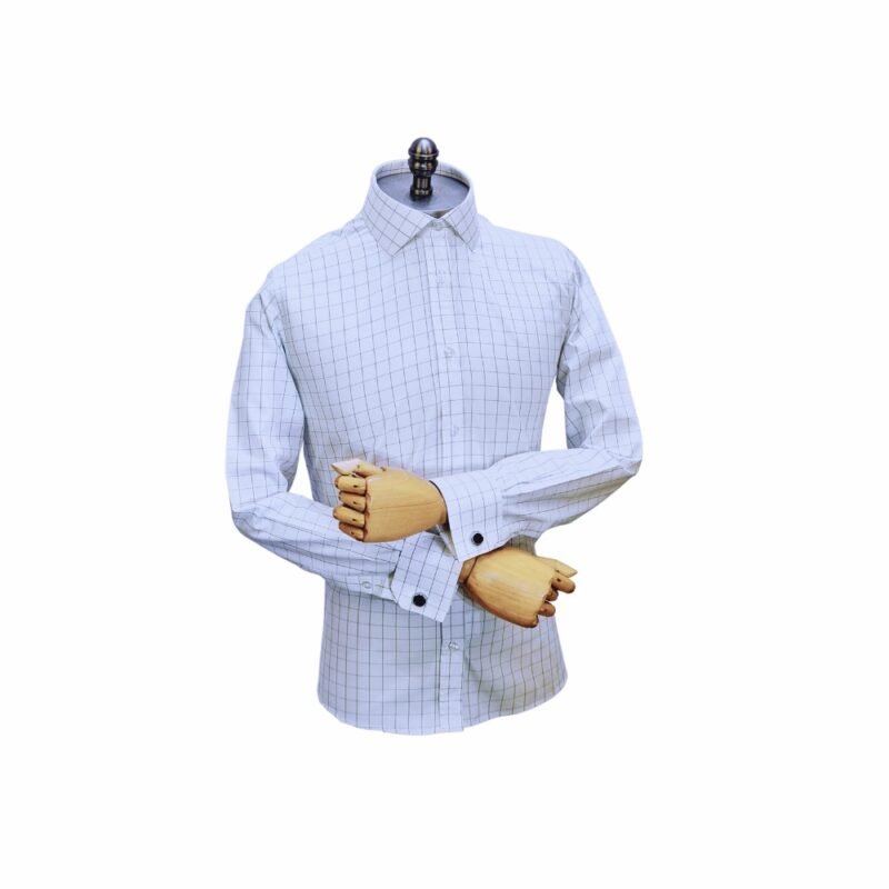 Manequim com camisa branca xadrez preto italiana de punho duplo e braços cruzados em destaque sobre fundo claro.