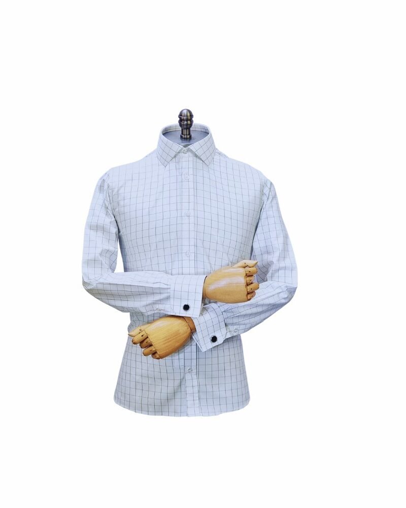 Manequim com camisa branca xadrez preto italiana de punho duplo em posição frontal.