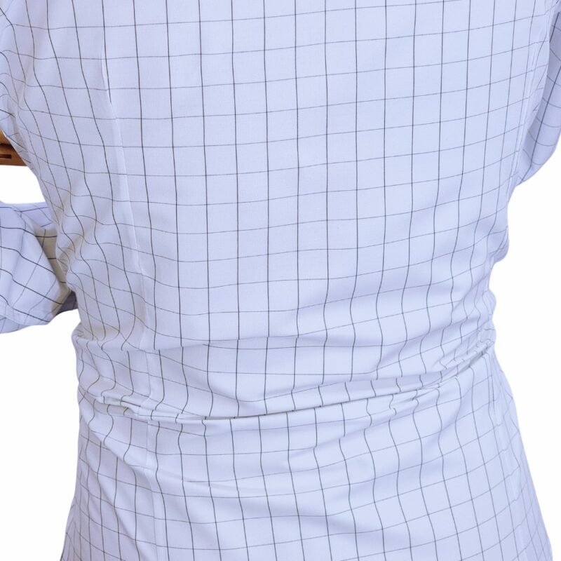 Detalhe da textura xadrez preto no tecido branco da camisa de punho duplo vista de costas.