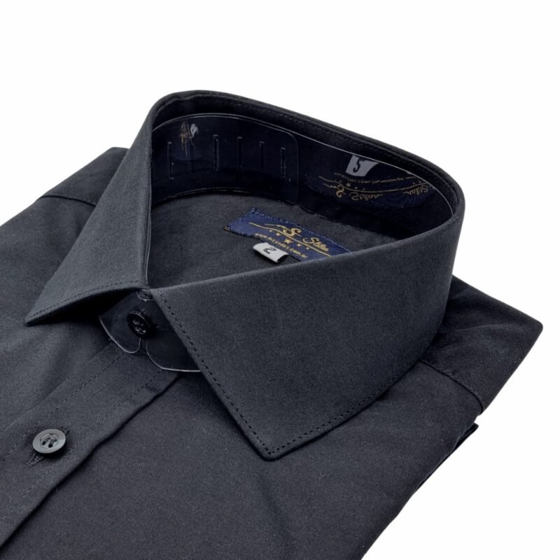 Close da gola italiana estruturada da camisa preta lisa sulfite punho duplo mostrando o interior do colarinho e o acabamento do tecido.