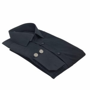 Camisa preta lisa sulfite punho duplo italiana dobrada em ângulo lateral evidenciando punho e abotoaduras metálicas.