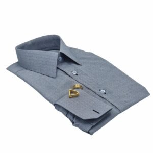 Camisa cinza de punho duplo 100% algodão dobrada em vista diagonal com abotoaduras douradas no punho.