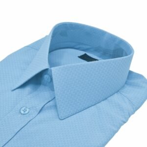 Close da gola estruturada e parte superior do peito da camisa punho duplo azul claro francesa em fundo branco.