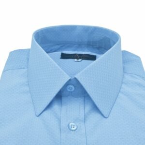 Close frontal da gola francesa azul claro da camisa punho duplo destacando a textura do tecido.