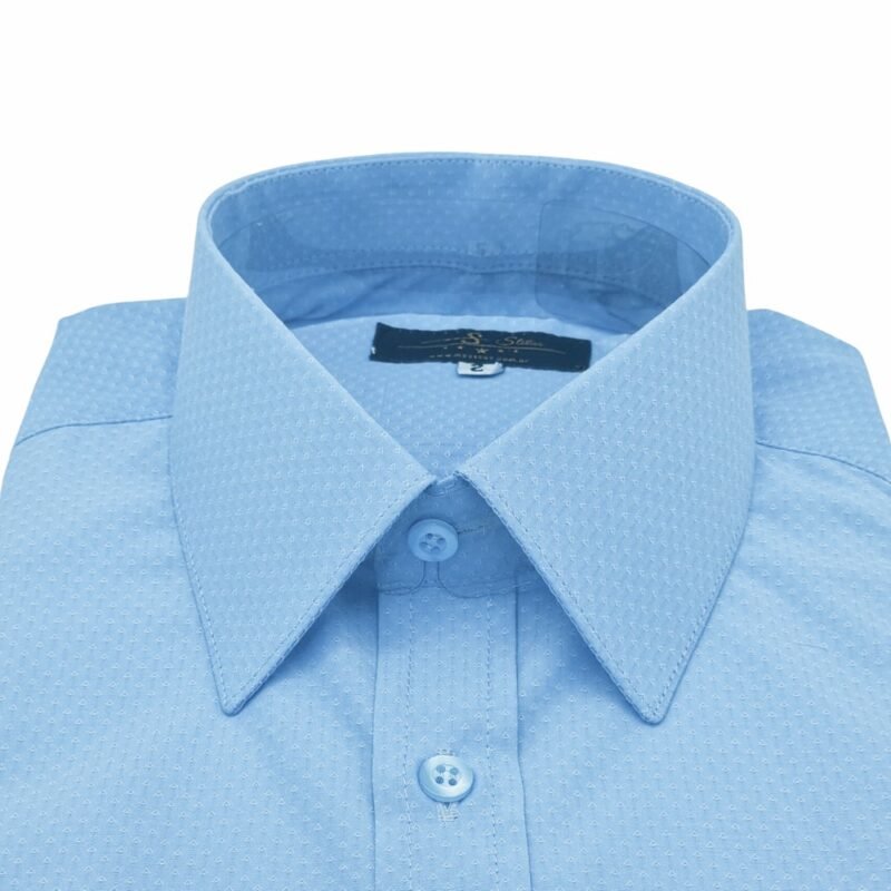 Close frontal da gola francesa azul claro da camisa punho duplo destacando a textura do tecido.