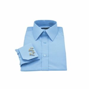 Camisa social azul claro francesa com punho duplo e abotoaduras posicionadas na frente em foto de produto.