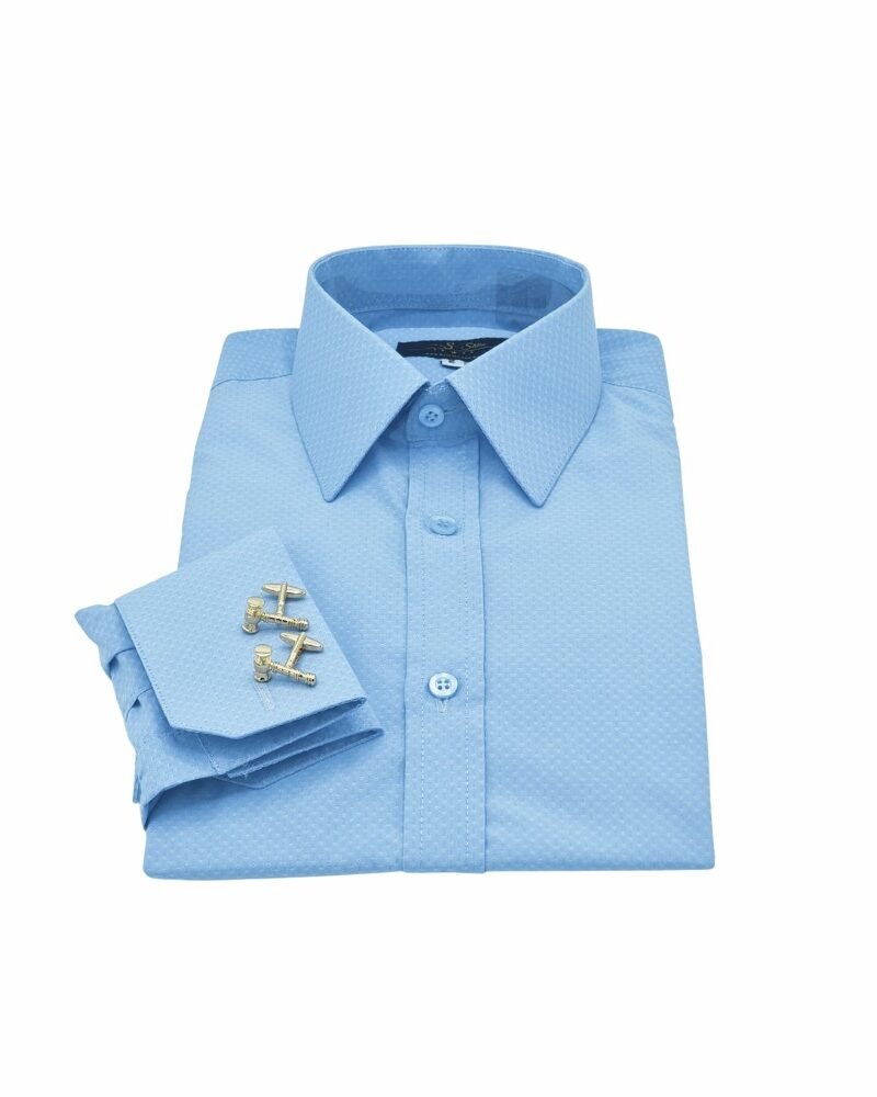 Camisa social azul claro francesa com punho duplo e abotoaduras posicionadas na frente em foto de produto.