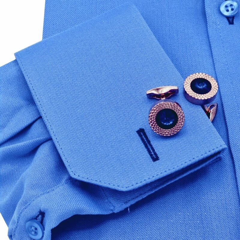 Camisa punho duplo azul francesa dobrada em perspectiva com punho e abotoaduras destacados.
