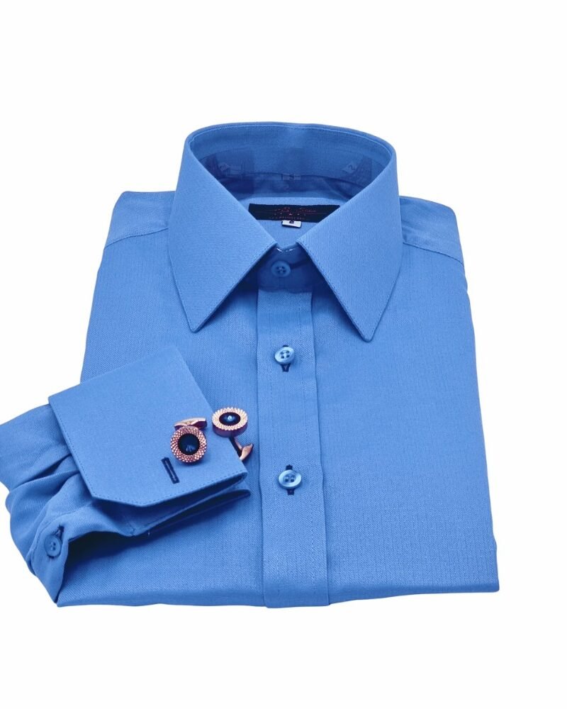 Close do punho duplo azul da camisa francesa com abotoaduras douradas e pedra azul em destaque.