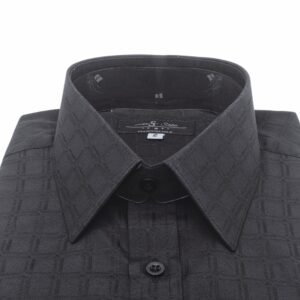 Close da gola estruturada da camisa punho duplo preta xadrez largo evidenciando textura do tecido.