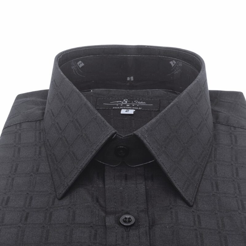 Close da gola estruturada da camisa punho duplo preta xadrez largo evidenciando textura do tecido.