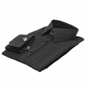 Camisa punho duplo preta xadrez largo dobrada em ângulo diagonal mostrando punho e abotoaduras metálicas.