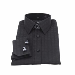 Camisa punho duplo preta xadrez largo dobrada em vista frontal com punho e abotoaduras destacadas.