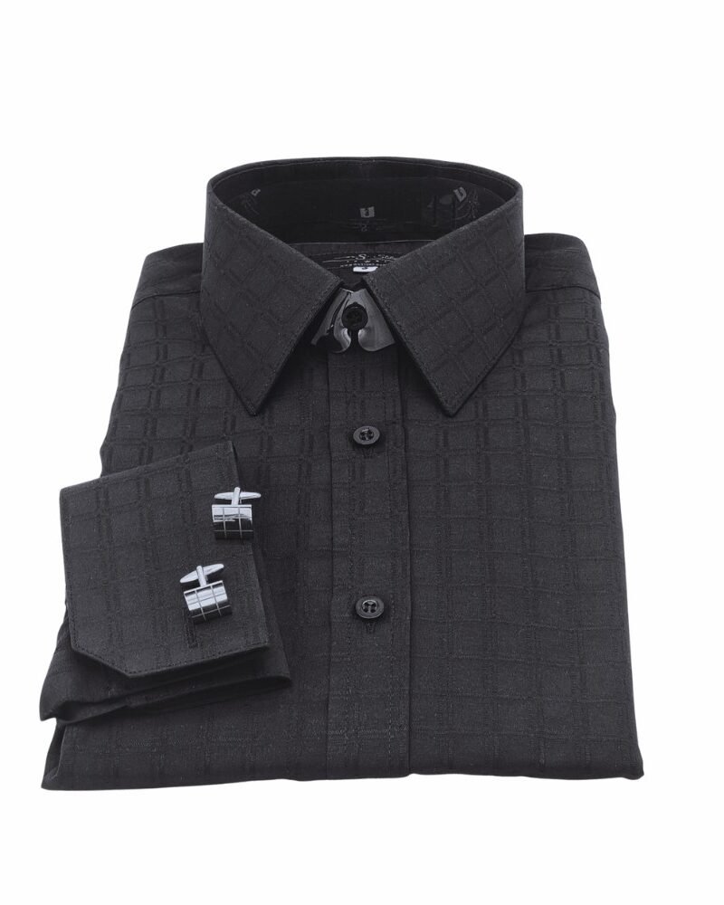 Camisa punho duplo preta xadrez largo dobrada em vista frontal com punho e abotoaduras destacadas.