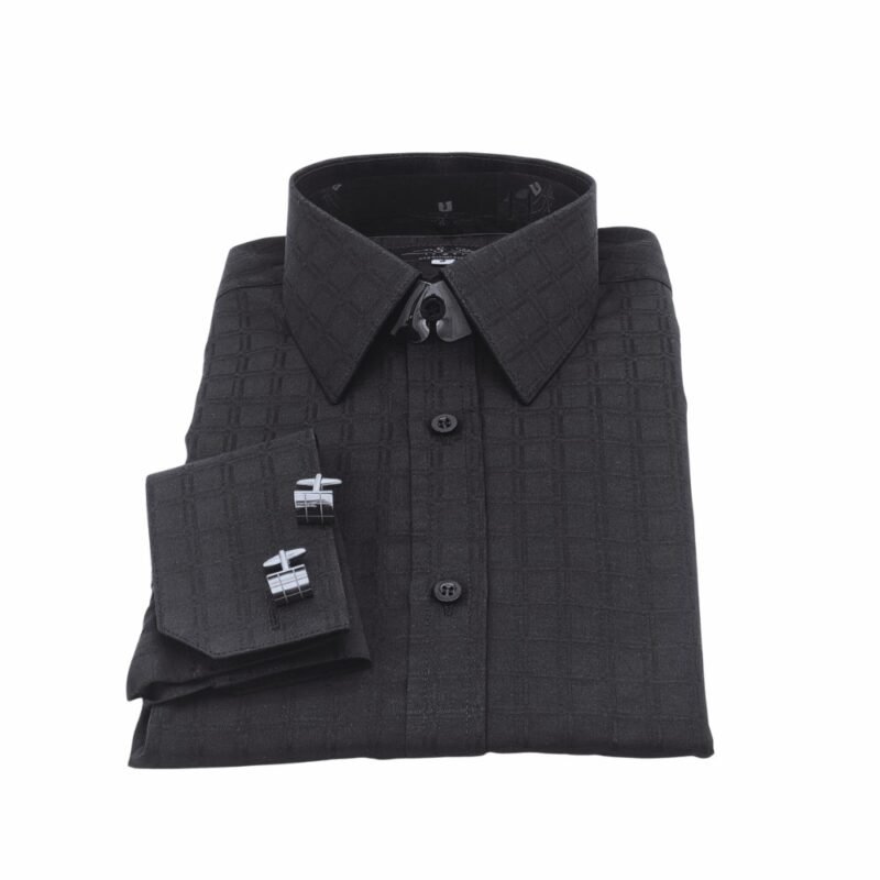 Camisa punho duplo preta xadrez largo dobrada em vista frontal com punho e abotoaduras destacadas.