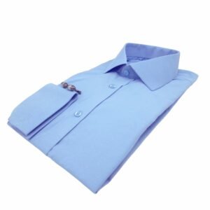 Vista frontal aproximada da gola italiana da camisa azul clara lisa em tecido sulfite, mostrando etiqueta interna da MS Stilos.