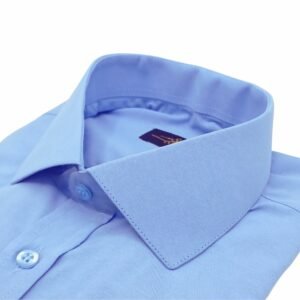 Close da gola italiana da camisa azul clara lisa em tecido sulfite, destacando o colarinho estruturado e o acabamento do peito.