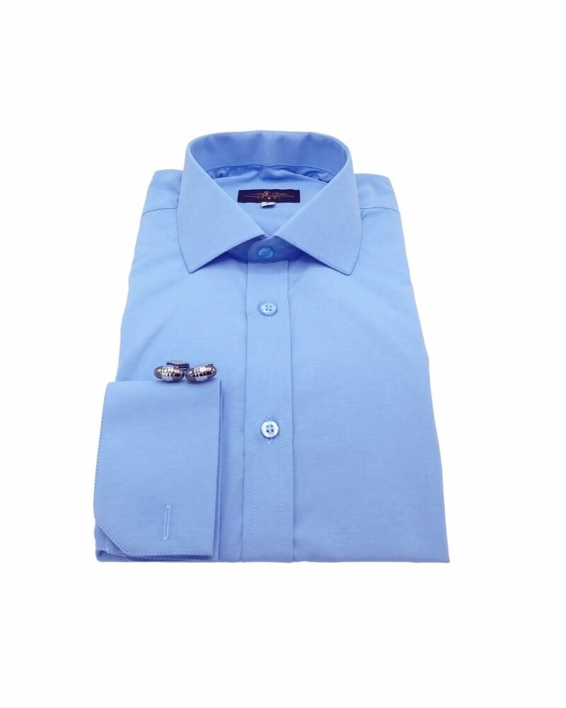 Camisa social azul clara lisa modelo italiano semi slim dobrada em vista frontal, com punho duplo e abotoaduras sobre fundo branco.