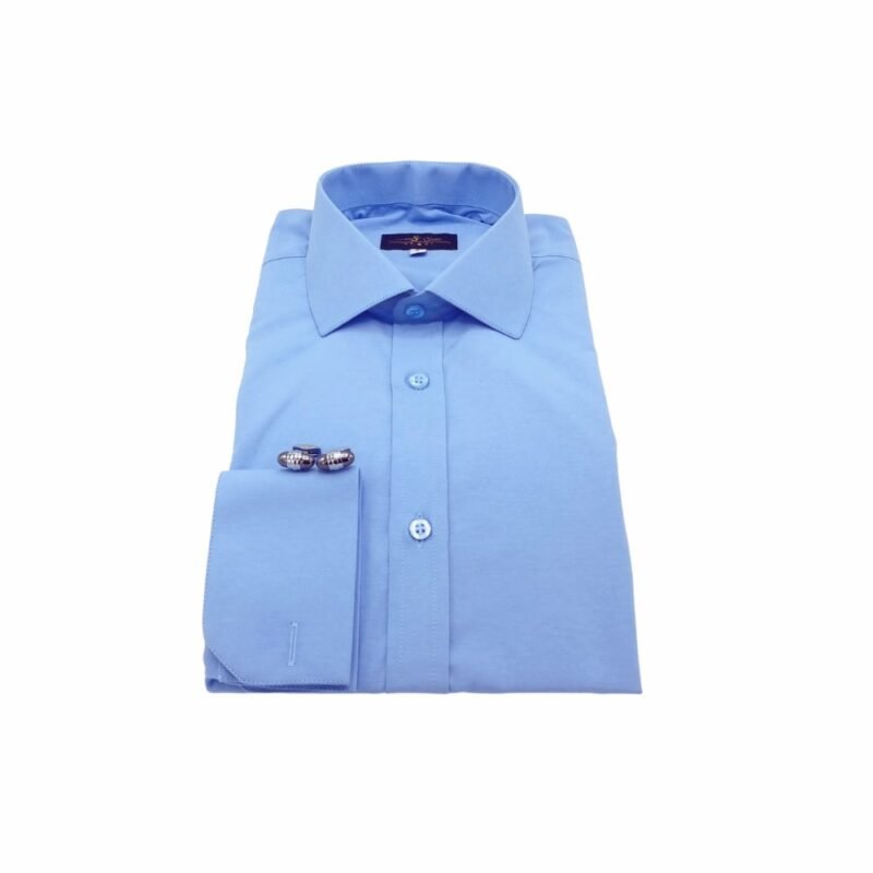 Camisa social azul clara lisa modelo italiano semi slim dobrada em vista frontal, com punho duplo e abotoaduras sobre fundo branco.