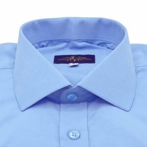 Vista frontal aproximada da gola italiana da camisa azul clara lisa em tecido sulfite, mostrando etiqueta interna da MS Stilos.