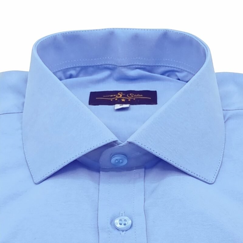 Vista frontal aproximada da gola italiana da camisa azul clara lisa em tecido sulfite, mostrando etiqueta interna da MS Stilos.