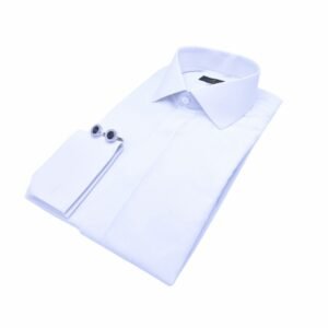 Camisa italiana branca lisa com botões cobertos dobrada sobre superfície neutra, mostrando a peça completa com punho duplo e abotoaduras.