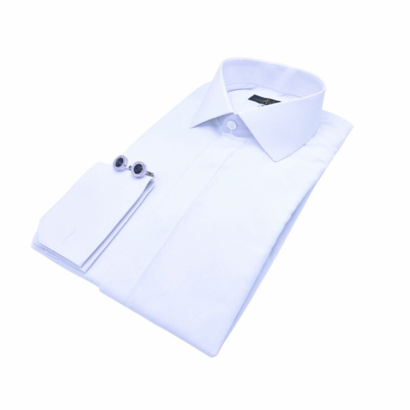 Camisa italiana branca lisa com botões cobertos dobrada sobre superfície neutra, mostrando a peça completa com punho duplo e abotoaduras.