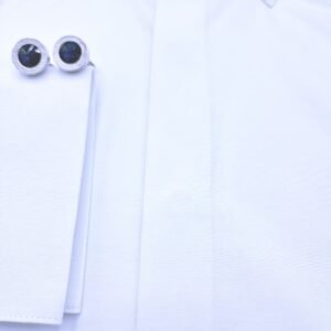 Close do punho duplo da camisa italiana branca lisa com abotoaduras e parte da vista frontal com botões cobertos.