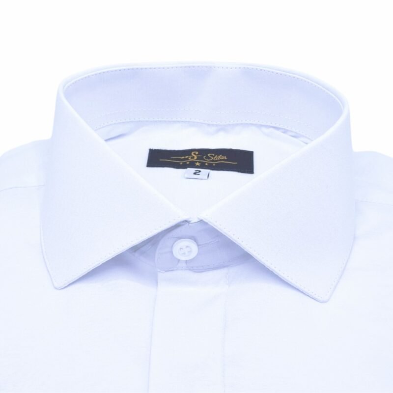 Vista frontal da gola italiana branca lisa com botões cobertos, mostrando a etiqueta interna da MS Stilos.