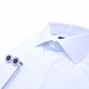 Camisa italiana branca lisa com botões cobertos dobrada em diagonal, destacando gola italiana e punho duplo com abotoaduras.
