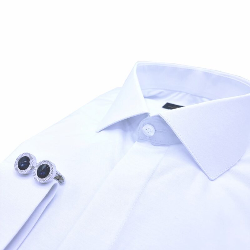 Camisa italiana branca lisa com botões cobertos dobrada em diagonal, destacando gola italiana e punho duplo com abotoaduras.