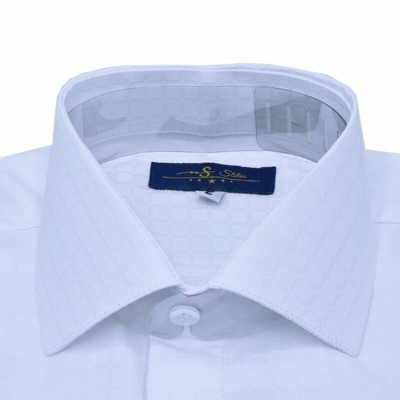 Detalhe do tecido em algodão passa fácil da camisa italiana branca xadrez da Ms Stilos, com textura discreta.